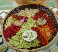 Corne de legumes frais accompagné de ses sauce et minis baguettes